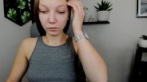 Snapshot of emilly_xkiss chatting on 12/17/24, 10:12 Emilly online show from 12/17/24, 10:12