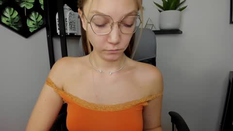 Snapshot of emilly_xkiss chatting on 01/02/25, 09:33 Emilly online show from 01/02/25, 09:33