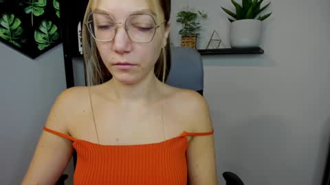 Snapshot of emilly_xkiss chatting on 01/04/25, 07:24 Emilly online show from 01/04/25, 07:24