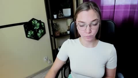 Snapshot of emilly_xkiss chatting on 02/11/25, 10:15 Emilly online show from 02/11/25, 10:15