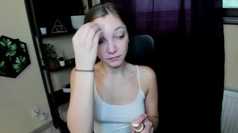 Snapshot of emilly_xkiss chatting on 03/04/25, 06:26 Emilly online show from 03/04/25, 06:26