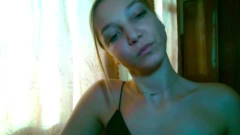 Snapshot of emilly_xkiss chatting on 11/28/25, 10:40 Emilly online show from 11/28/25, 10:40