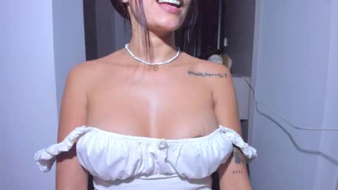 Snapshot of emillyhils1 chatting on 05/14/26, 01:34 emilly online show from 05/14/26, 01:34