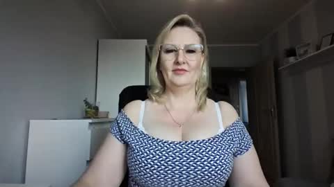 Snapshot of emillykiss chatting on 03/11/26, 07:25 EmillyLove online show from 03/11/26, 07:25