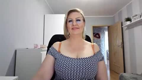 Snapshot of emillykiss chatting on 03/28/26, 12:05 EmillyLove online show from 03/28/26, 12:05