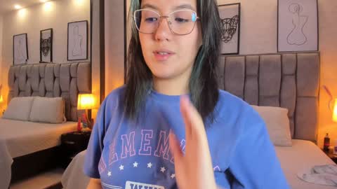 Snapshot of emily_5weet chatting on 12/05/24, 07:27 Emily online show from 12/05/24, 07:27