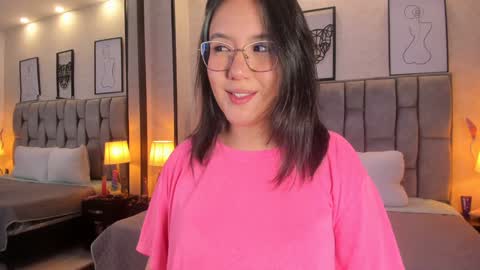 Snapshot of emily_5weet chatting on 12/12/24, 03:43 Emily online show from 12/12/24, 03:43