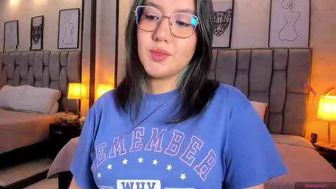 Snapshot of emily_5weet chatting on 12/19/24, 07:07 Emily online show from 12/19/24, 07:07