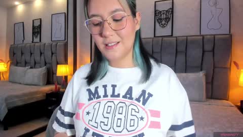 Snapshot of emily_5weet chatting on 12/21/24, 03:47 Emily online show from 12/21/24, 03:47