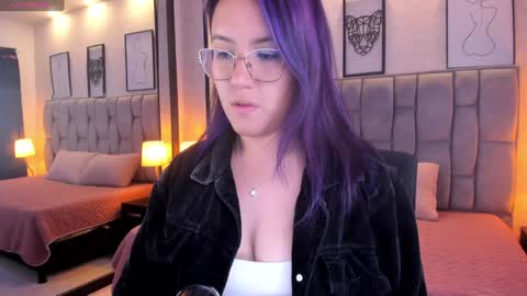 Snapshot of emily_5weet chatting on 01/28/25, 07:11 Emily online show from 01/28/25, 07:11