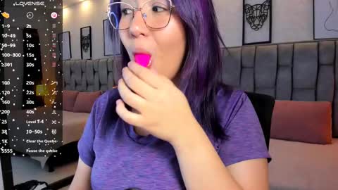 Snapshot of emily_5weet chatting on 02/13/25, 04:54 Emily online show from 02/13/25, 04:54