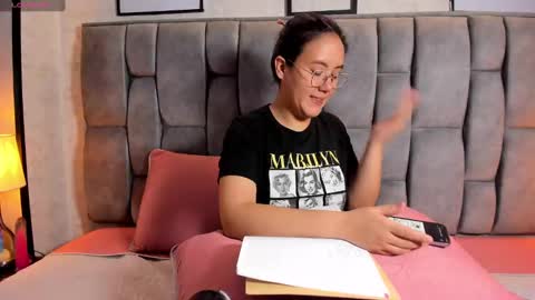 Snapshot of emily_5weet chatting on 02/22/25, 06:28 Emily online show from 02/22/25, 06:28