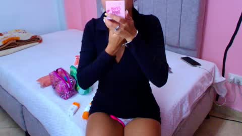  E M I L Y  online show from 10/08/25, 12:47