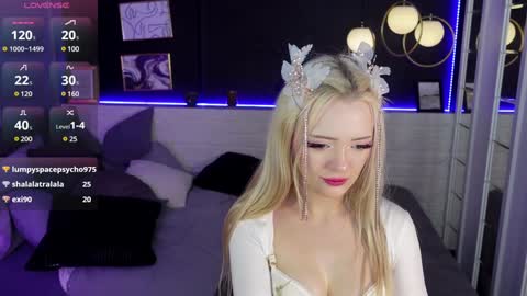 Snapshot of emily_air chatting on 12/21/24, 08:00 Emily online show from 12/21/24, 08:00