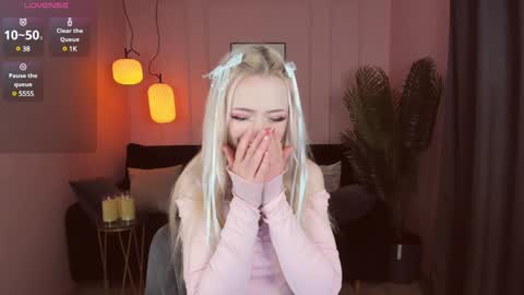 Snapshot of emily_air chatting on 01/01/25, 09:41 Emily online show from 01/01/25, 09:41