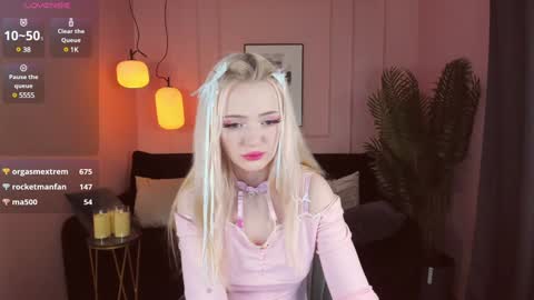 Snapshot of emily_air chatting on 01/02/25, 01:06 Emily online show from 01/02/25, 01:06