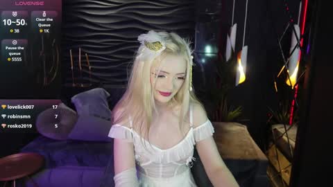 Snapshot of emily_air chatting on 02/06/25, 02:22 Emily online show from 02/06/25, 02:22