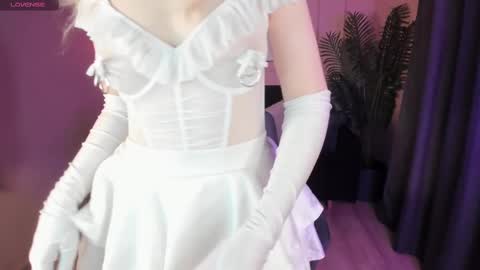 Snapshot of emily_air chatting on 02/28/25, 11:12 Emily online show from 02/28/25, 11:12