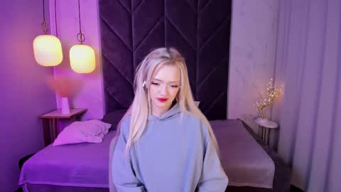 Snapshot of emily_air chatting on 09/21/25, 03:30 Emily online show from 09/21/25, 03:30