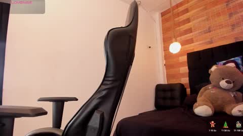 emily_brown04 online show from 11/11/25, 12:05