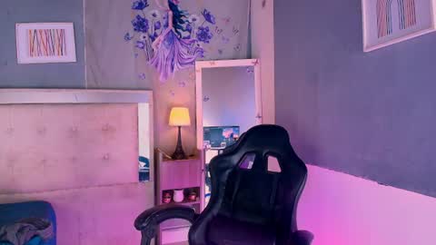 Snapshot of emily_castillo1_ chatting on 06/12/26, 06:01 emily_castillo1_ online show from 06/12/26, 06:01