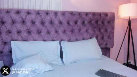 Snapshot of emily_foxyy chatting on 02/08/25, 07:59 Emily online show from 02/08/25, 07:59