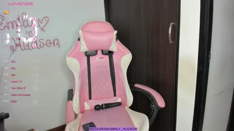 Snapshot of emily_huddson_ chatting on 12/22/24, 06:04 independet model online show from 12/22/24, 06:04