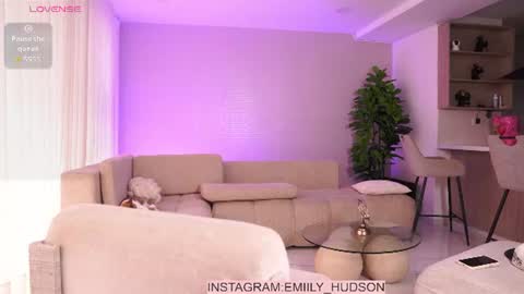 Snapshot of emily_huddson_ chatting on 07/08/26, 08:13 independet model online show from 07/08/26, 08:13