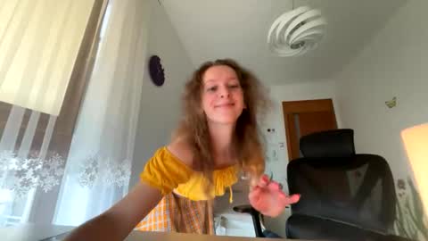 Snapshot of emily_in_parisss chatting on 10/29/25, 11:23 Emily  online show from 10/29/25, 11:23