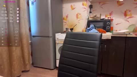 Snapshot of emily_is_here chatting on 12/14/25, 06:30 Emily online show from 12/14/25, 06:30