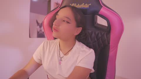 Snapshot of emily_jonexs_ chatting on 06/18/26, 08:46 mily online show from 06/18/26, 08:46