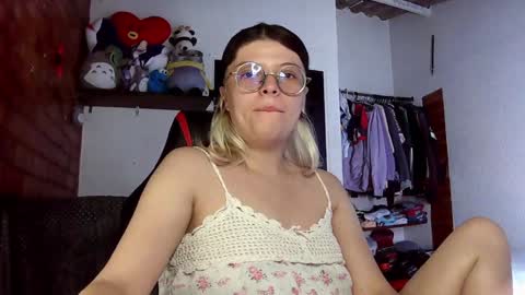 Snapshot of emily_katz chatting on 01/30/25, 04:13 Julieta online show from 01/30/25, 04:13