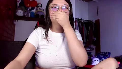 Snapshot of emily_katz chatting on 02/09/25, 04:40 Julieta online show from 02/09/25, 04:40