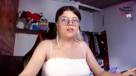 Snapshot of emily_katz chatting on 02/14/25, 07:02 Julieta online show from 02/14/25, 07:02