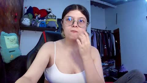 Snapshot of emily_katz chatting on 03/08/25, 09:29 Julieta online show from 03/08/25, 09:29