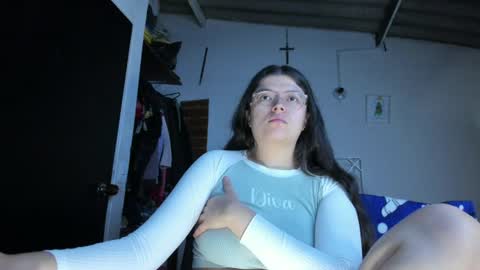 Snapshot of emily_katz chatting on 06/19/26, 01:15 Julieta online show from 06/19/26, 01:15