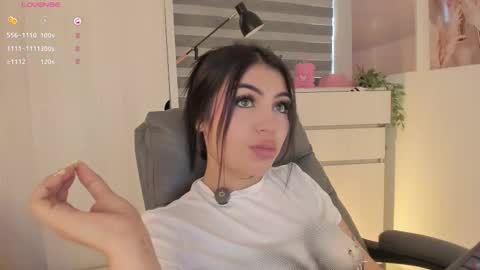 EmilyKenner  Independent model  online show from 11/03/25, 12:17