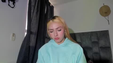 Snapshot of emily_pons chatting on 03/06/26, 07:32 Emi online show from 03/06/26, 07:32