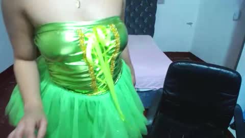 Snapshot of emily_rdz chatting on 10/29/25, 05:10 EMILY  online show from 10/29/25, 05:10