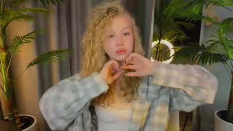 Snapshot of emily_shepard chatting on 11/20/25, 02:34 emily shepard online show from 11/20/25, 02:34