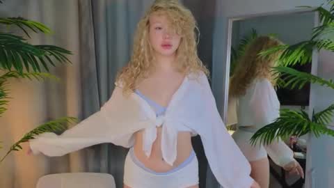 Snapshot of emily_shepard chatting on 11/21/25, 02:43 emily shepard online show from 11/21/25, 02:43