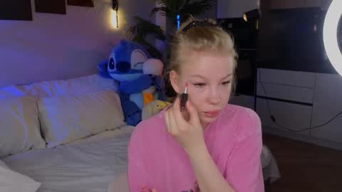 Snapshot of emily_shepard chatting on 04/21/26, 01:42 emily shepard online show from 04/21/26, 01:42