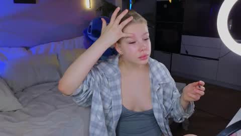 Snapshot of emily_shepard chatting on 04/23/26, 02:35 emily shepard online show from 04/23/26, 02:35