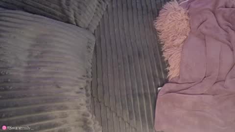 Snapshot of emily_swan_04 chatting on 12/02/24, 05:59 Emily Swan online show from 12/02/24, 05:59