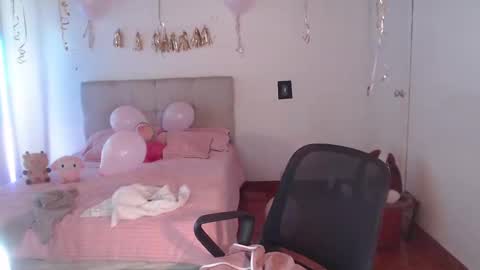 Snapshot of emily_swan_04 chatting on 01/04/25, 07:02 Emily Swan online show from 01/04/25, 07:02