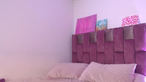 Snapshot of emily_w2 chatting on 09/19/25, 04:03 emily_w2 online show from 09/19/25, 04:03