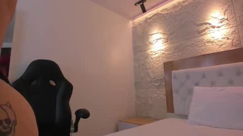 Snapshot of emilyangel1 chatting on 03/10/26, 01:05 E M Y L Y online show from 03/10/26, 01:05