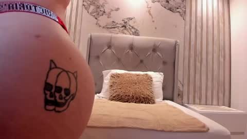 Snapshot of emilyangel1 chatting on 04/16/26, 01:45 E M Y L Y online show from 04/16/26, 01:45