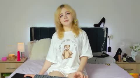 Snapshot of emilyangels chatting on 11/12/25, 07:53 Baby Emelli online show from 11/12/25, 07:53