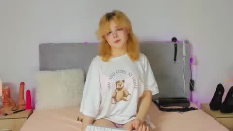 Snapshot of emilyangels chatting on 11/24/25, 07:52 Baby Emelli online show from 11/24/25, 07:52